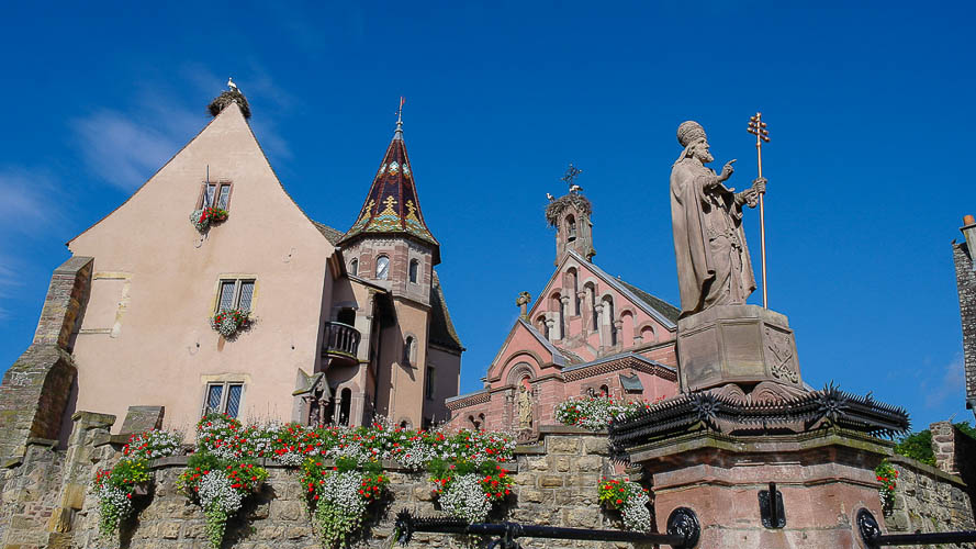 Le château des Comtes d’Eguisheim, la chapelle et la fontaine surmontée de la statue du Pape Léon IX